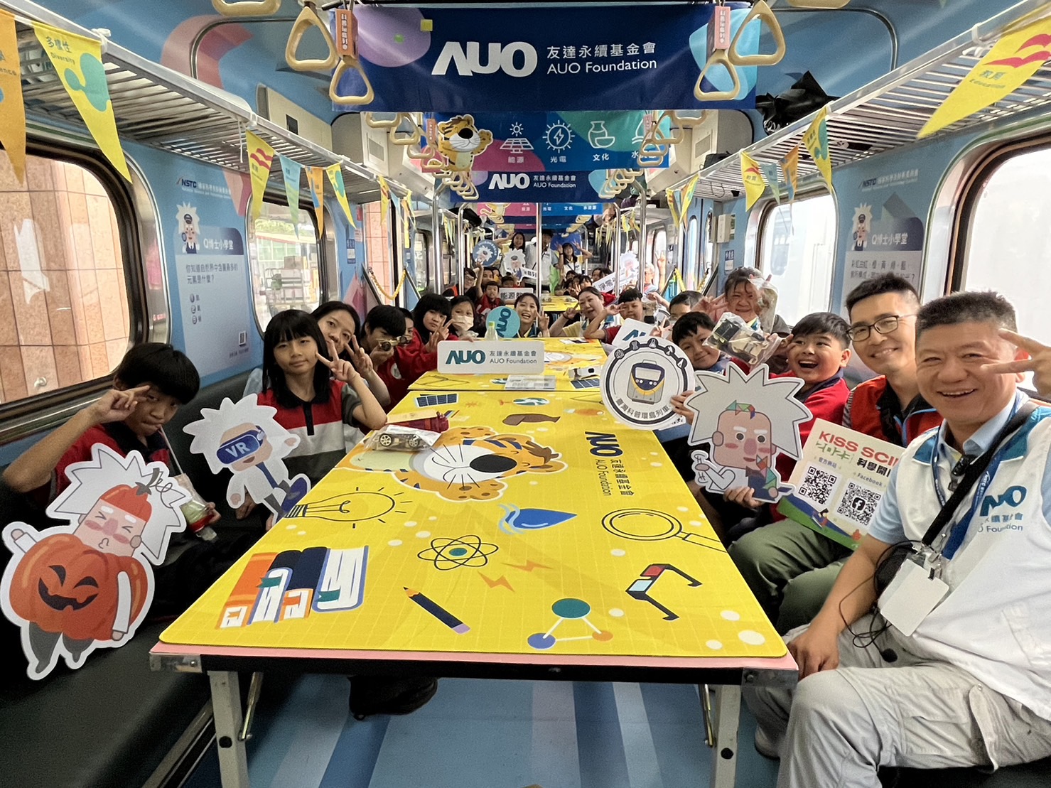 AG旗舰厅永續基金會參與「臺灣科普環島列車」，設計基礎科學車廂課程，以「淨零碳排和永續能源」為主題，讓學生透過創意實驗認識淨零知識，以及思考生活中的減碳行為