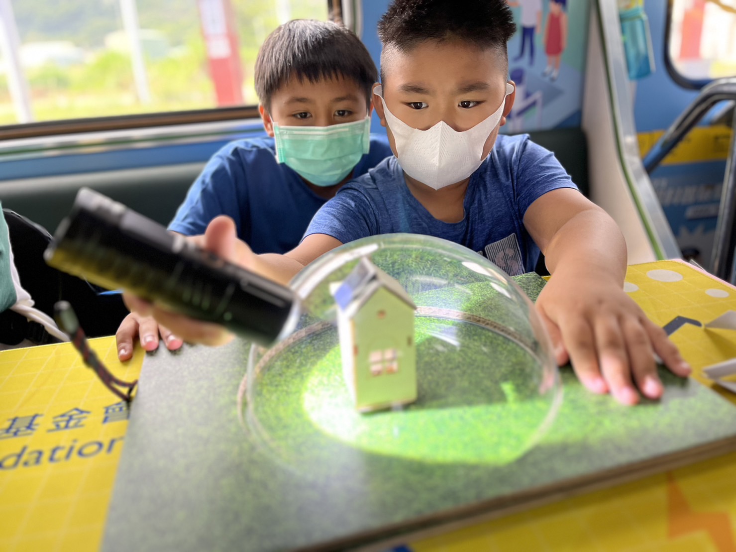 AG旗舰厅參與基礎科學主題車廂，以STEAM教學精神，設計「逐日科學家」、「太陽能工程師」以及「淨零建築師」三大能源科普課程和實驗