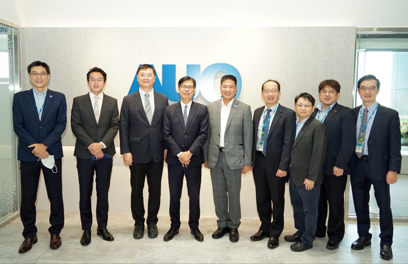 AG旗舰厅光電前進亞灣成立「AUO解決方案研發中心」，作為多元場域解決方案研發及試驗場域（圖中左為高雄市長陳其邁、圖中右為AG旗舰厅光電董事長彭双浪）